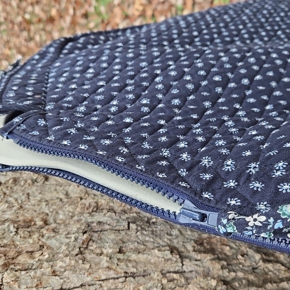 VERA BRADLEY. Paisley. Navy Blue. Floral. Garment Bag. Like New Condition! - Picture 8 of 16